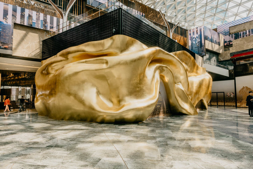 Tác phẩm điêu khắc có tên "∞ Harmony" được tạo ra bằng công nghệ in 3D và năng lượng gió, tạo ra hình ảnh "chuyển động của dải lụa trong không khí". 8 nghệ sĩ điêu khắc đã mất 100 ngày để làm việc với 24 tấn thép không rỉ và 80 tấm vàng 24 carat để tạo ra tác phẩm này.