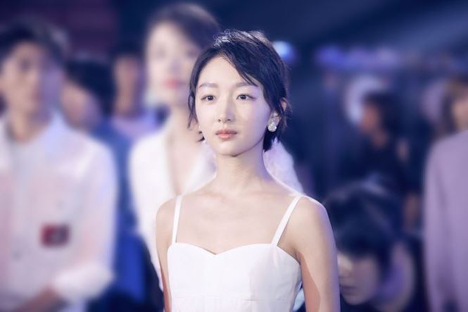 Cô nàng diện váy hai dây trắng mỏng manh trong một sự kiện gần đây.