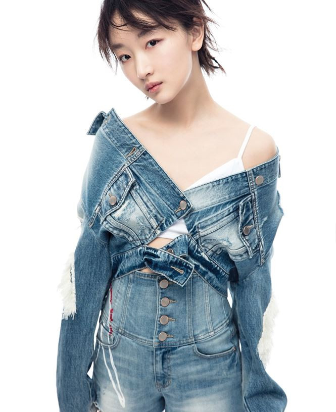 Tuy vậy, ngoài đời, Châu Đông Vũ có tính cách khá nổi loạn khi liên tục vướng tin đồn tình ái với các mỹ nam Cbiz như Lâm Canh Tân hay đàn anh Dư Văn Lạc...