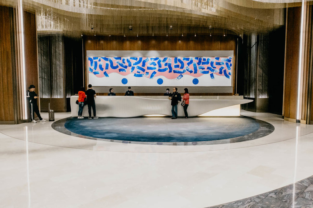 Tiền sảnh với bức tranh "Dancing Light (2016)" của danh họa Trung Quốc nổi tiếng Hsiao Chin.