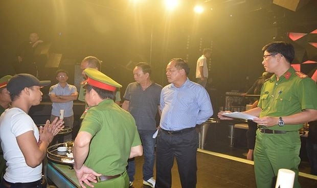 Đại tá Lê Văn Vũ (ở giữa) - Phó Giám đốc Công an tỉnh TT- Huế trực tiếp chỉ đạo đột kích quán bar- vũ trường Asta.