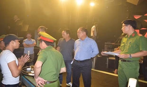 Đại tá Lê Văn Vũ (ở giữa) - Phó Giám đốc Công an tỉnh TT- Huế trực tiếp chỉ đạo đột kích quán bar- vũ trường Asta.