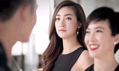 Chi dau ngang nhien om nguoi dan ong khac khi anh toi moi mat 5 thang