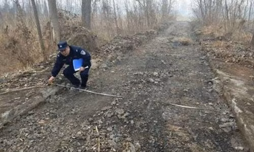 Đoạn đường bị đào xới lên.