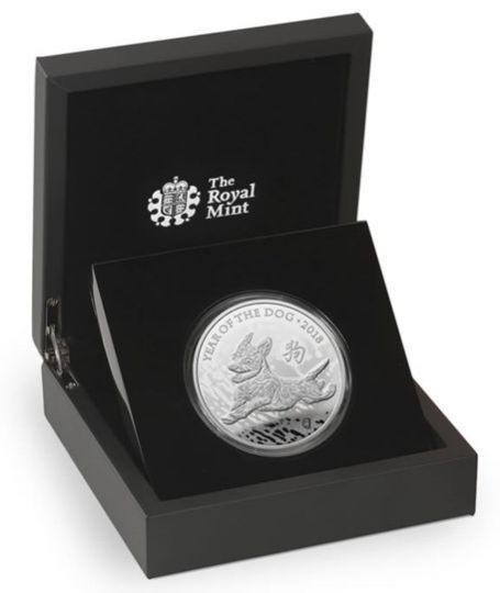 Năm nay, họ tung ra tổng cộng 6 mẫu tiền xu Mậu Tuất do nhà thiết kế người Anh gốc Hoa Wuon Gean Ho thực hiện. Một mặt của đồng xu khắc chân dung và tước hiệu của nữ hoàng Elizabeth II, mặt còn lại khắc hình một chú chó với dòng chữ đánh dấu năm 2018. Ngoài ra, tên con giáp bằng chữ tượng hình tiếng Trung cũng được khắc cạnh chú chó để gần gũi hơn với văn hóa châu Á.