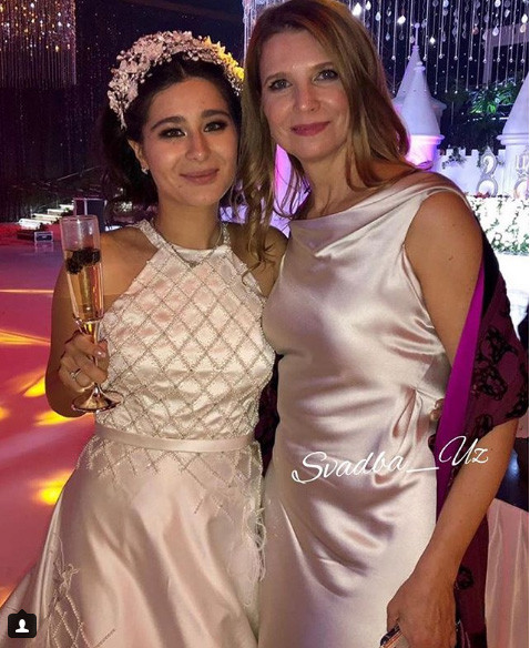 Usmanova sau đó thay một trang phục khác, một trong rất nhiều bộ trang phục ngày hôm đó. Bộ váy được làm từ lụa và thiết kế lưới.