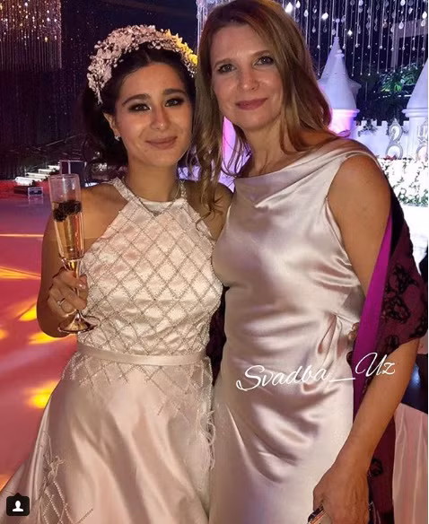 Usmanova sau đó thay một trang phục khác, một trong rất nhiều bộ trang phục ngày hôm đó. Bộ váy được làm từ lụa và thiết kế lưới.