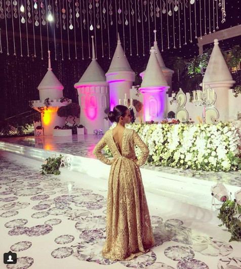 Đám cưới tổ chức tại Trung tâm Triển lãm Uzekspocentre được trang hoàng theo chủ đề Disney, với những tòa lâu đài cổ tích màu trắng bao quanh, đối lập là phông nền như đêm đen với vô số ngọn đèn chiếu lấp lánh.