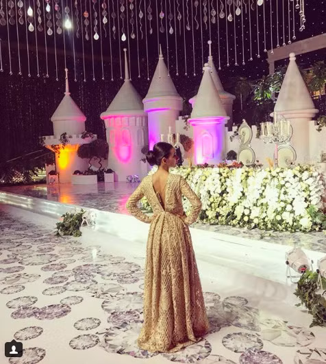 Đám cưới tổ chức tại Trung tâm Triển lãm Uzekspocentre được trang hoàng theo chủ đề Disney, với những tòa lâu đài cổ tích màu trắng bao quanh, đối lập là phông nền như đêm đen với vô số ngọn đèn chiếu lấp lánh.