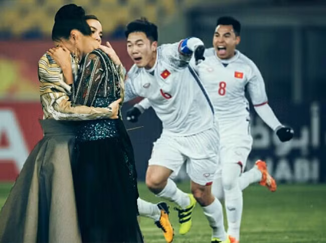 Hà Hồ và Lan Khuê được "bê" vào sân khóc mừng chiến thắng.