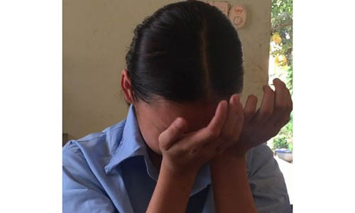 Hương ôm mặt khóc khi nhắc đến mẹ.