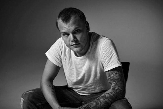 Sau những sự cố về sức khoẻ, Avicii bất ngờ khiến người hâm mộ sốc khi tự tử ở tuổi 28 vì áp lực công việc và tình trạng sức khoẻ ngày một suy sụp do hậu quả của rượu.