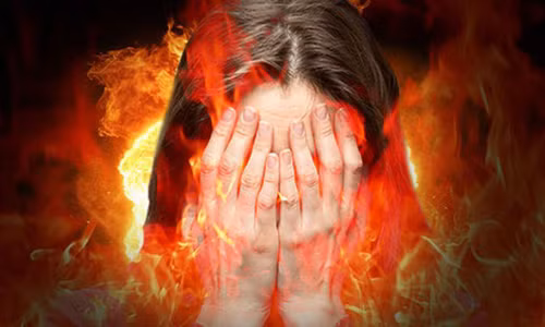 Nguoi phu nu buoc tren con duong den dia nguc sau trai nghiem can tu