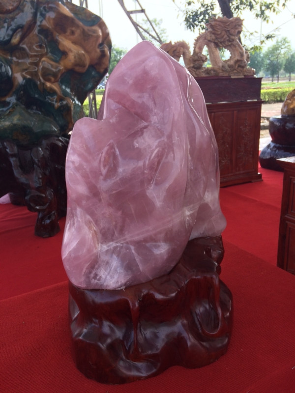 Đá thạch anh được con người phát hiện từ gần 300.000 năm trước, là loại tinh thể nhiều màu hồng, tím rất bắt mắt.