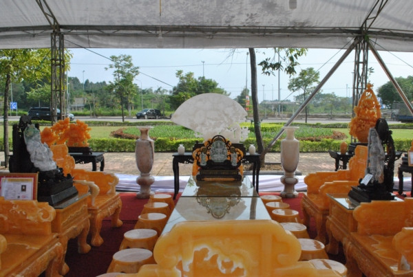 Theo các doanh nghiệp, những viên đá dạng thô được khai thác chủ yếu ở các tỉnh vùng núi phía Bắc, miền Trung và Tây Nguyên cũng được trung bày khá nhiều ở triển lãm. Từ những viên đá mộc, qua chế biến tạo thành những viên ruby, saphia long lanh. Hai loại đá này thường được khai thác từ vùng núi đá Lục Yên thuộc Yên Bái, Châu Quỳ thuộc Nghệ An.