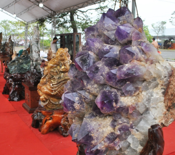 Các sản phẩm đá quý tại triển lãm là đồ trang sức, đá quý, đá phong thủy được làm từ các loại ngọc quý thiên nhiên Việt Nam và trên toàn thế giới như: ruby, sapphire, spine, peridot, tourmaline, thạch anh, opal... Những viên đá mã não, thạch anh được khách tham quan đặc biệt yêu thích, các loại đá này được phân bố chủ yếu ở các tỉnh miền Trung và Tây Nguyên.