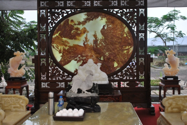 Cũng tại triển lãm, nhiều sản phẩm độc, lạ chưa từng xuất hiện trên thị trường Việt Nam đã được trưng bày như bộ bàn ghế được làm hoàn toàn bằng ngọc cẩm thạch (Ngọc Jade) khai thác ở Iran. Ngoài ra, các bức tranh với các thể loại phong cảnh, chân dung, lịch sử… của thế giới và Việt Nam do các họa sĩ, nghệ nhân sáng tác và cẩn nạm đã thu hút đông đảo quan khách đến tham dự triển lãm.