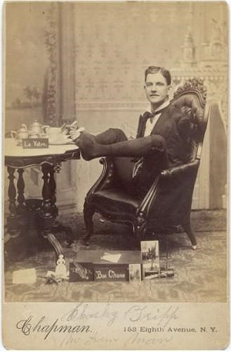 Charles Tripp, "Người phi thường không tay", ảnh được chụp vào khoảng năm 1880.