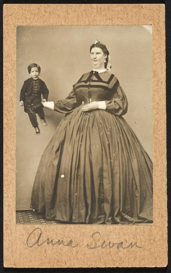 Người khổng lồ Anna Haining Bates, cao hơn 2m.