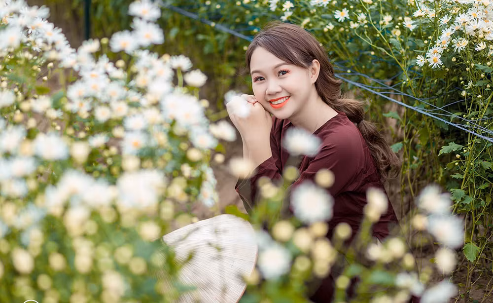 Vườn hoa cúc họa mi ở Nhật Tân, Hà Nội đang bắt đầu nở rộ khoe sắc, thu hút rất đông người tới để chụp ảnh. Nữ sinh Nguyễn Hải Yến, sinh viên Trường Cao đẳng Y - Dược Hà Nội cũng là một trong số đó. Cô cùng bạn bè lên ý tưởng thực hiện bộ ảnh ‘”Cúc họa mi phiên bản em gái quê”.