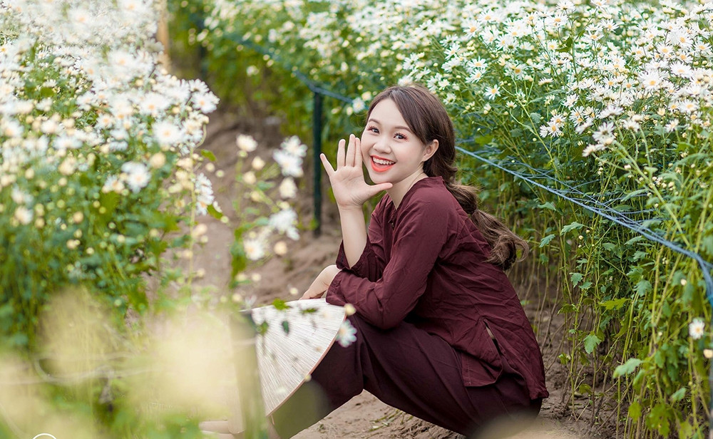 Cô gái Tuyên Quang khỏe vẻ đẹp khỏe khoắn, tươi sáng của nữ sinh bên cúc họa mi.