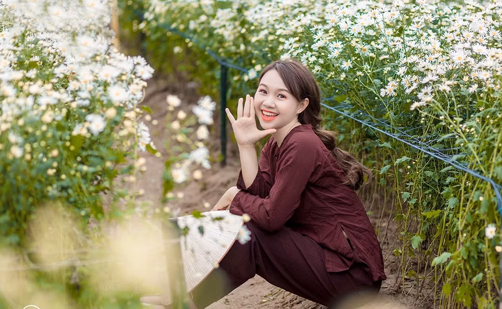 Cô gái Tuyên Quang khỏe vẻ đẹp khỏe khoắn, tươi sáng của nữ sinh bên cúc họa mi.