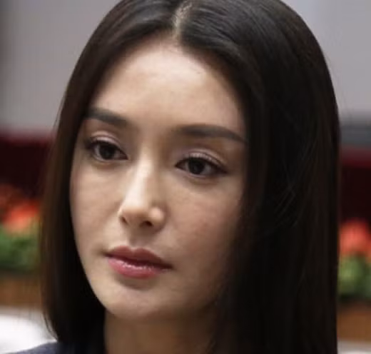 Hình ảnh rõ ràng bị cư dân mạng tố Tần Lam đã đi cắt mí.