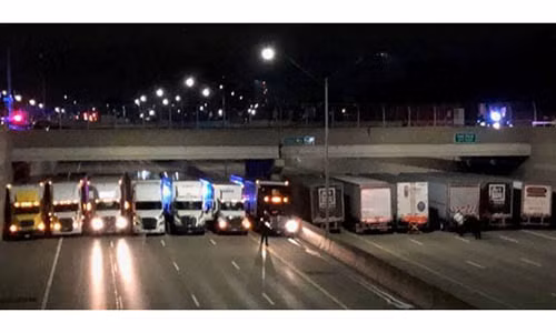 Các xe tải xếp hàng để cứu người đàn ông sắp tự sát.