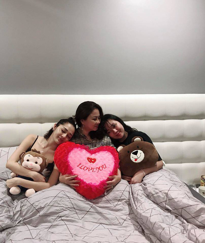 Nói về mẹ, Bảo Anh cho biết, bà là người mạnh mẽ và kiên cường, bởi sau cú sốc quá lớn về tinh thần, mẹ vẫn vực dậy để chăm lo cho hai chị em đến lúc trưởng thành.