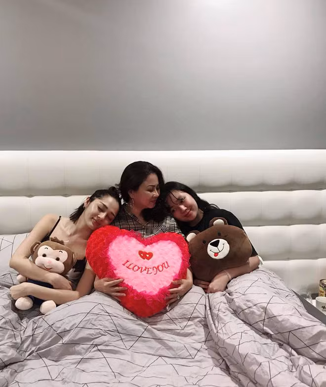 Nói về mẹ, Bảo Anh cho biết, bà là người mạnh mẽ và kiên cường, bởi sau cú sốc quá lớn về tinh thần, mẹ vẫn vực dậy để chăm lo cho hai chị em đến lúc trưởng thành.