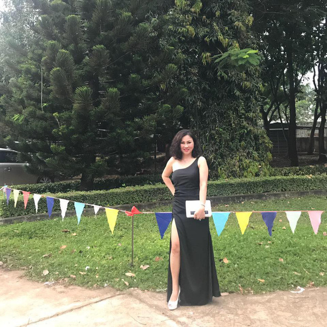 Phong cách thời trang của bà cũng khá sang trọng, quý phái. Sau khi cô con gái nổi tiếng, công việc kinh doanh của bà cũng suôn sẻ hơn trước rất nhiều. Nhờ đó, cuộc sống của bà hiện tại khá thoả mái, an nhàn với những chuyến du lịch cùng bạn bè.