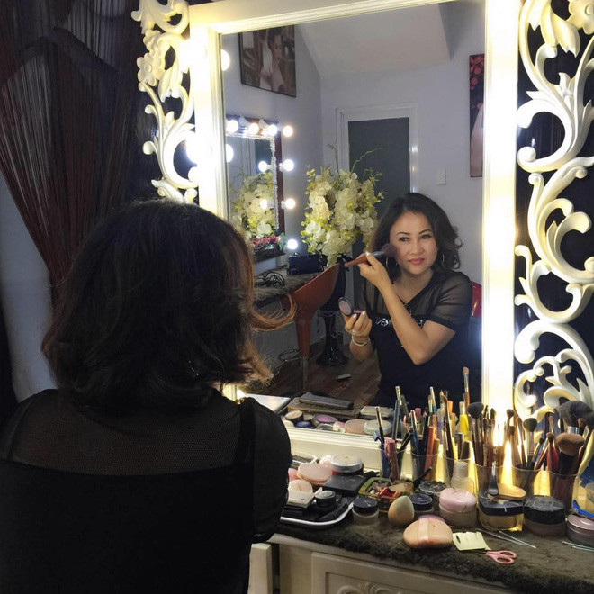 Mỗi lần xuất hiện, nhan sắc xinh đẹp và trẻ trung của bà gây đều đặc biệt gây chú ý.