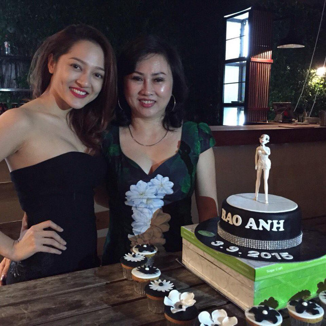 Bảo Anh từng kể, gia đình cô đang khá giả bỗng trở nên kiệt quệ, bà Tuyết Hồng (tên mẹ ruột Bảo Anh) lo toan vất vả, lại phải chịu nỗi đau cả tinh thần lẫn thể xác vì bị chồng bạo hành.