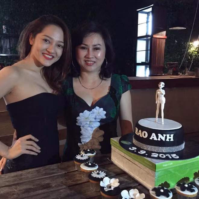 Bảo Anh từng kể, gia đình cô đang khá giả bỗng trở nên kiệt quệ, bà Tuyết Hồng (tên mẹ ruột Bảo Anh) lo toan vất vả, lại phải chịu nỗi đau cả tinh thần lẫn thể xác vì bị chồng bạo hành.