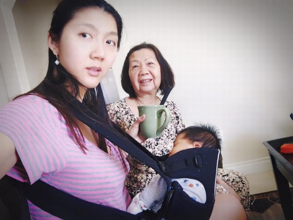 Về cuộc sống tại Mỹ, dù ông xã có kinh tế vững vàng, song Ngọc Quyên không muốn chỉ quanh quẩn ở nhà chăm sóc gia đình nên quyết định bán hàng online để kiếm thêm thu nhập. Hiện tại, nữ siêu mẫu đình đám một thời đang có cuộc sống hạnh phúc, êm ấm. Ngoài hình ảnh bà mẹ bỉm sữa, thỉnh thoảng Ngọc Quyên cũng tự tin khoe dáng với gu ăn vận sành điệu.