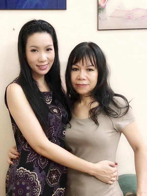 Mới đây, Á hậu Trịnh Kim Chi khoe loạt ảnh mừng sinh nhật chị gái Trịnh Quang Ánh. Trong ngày sinh nhật, hai chị em chụp ảnh chung vô cùng thân thiết. Qua đây, có thể thấy hai chị em có nhiều nét giống nhau, nhưng nếu đặt lên bàn cân thì có lẽ Á hậu Trịnh Kim Chi "nhỉnh" hơn chị gái mình nếu so về nhan sắc.