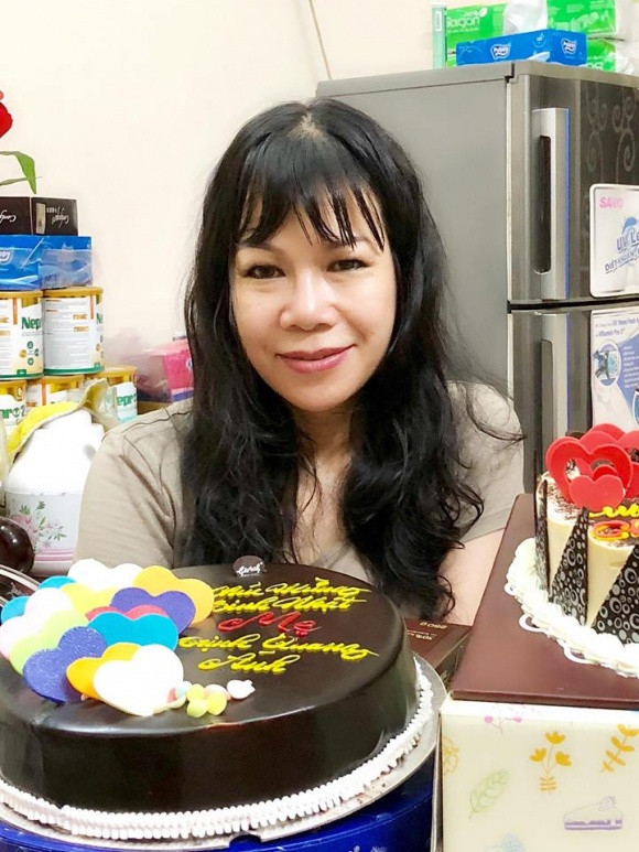 Được biết, chị gái Trịnh Kim Chi lấy chồng Tây và đang định cư ở nước ngoài. Hiện tại, Quang Ánh đang có cuộc sống rất hạnh phúc. Dù khoảng cách địa lí khá xa, nhưng Quang Ánh vẫn thu xếp thời gian để về thăm gia đình và ủng hộ người em gái nổi tiếng trong một số sự kiện.