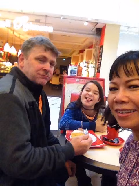 Chị gái Trịnh Kim Chi có cuộc sống hạnh phúc bên chồng Tây và các con.