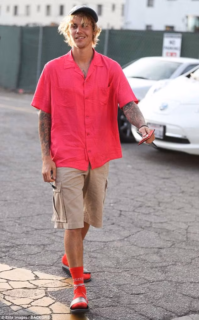 Tuy nhiên, dạo gần đây Bieber đã khiến người hâm mộ thất vọng vì chuyển hẳn sang hình ảnh quý ông già dặn. Anh liên tục chọn mặc các loại áo sơ đứng tuổi trước ống kính. Một lần xuống phố, hôn phu của Hailey Baldwin gây bất ngờ khi diện sơ mi hồng mix-match cùng quần short túi hộp màu trung tính.