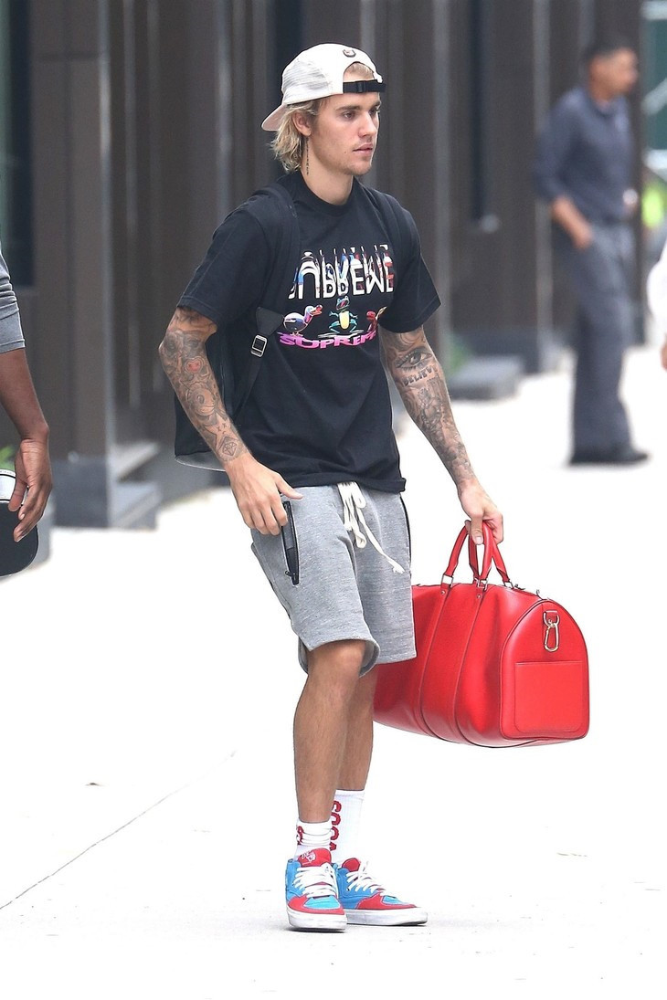 Nam ca sĩ Justin Bieber nhiều lần bị phàn nàn về mái tóc dài luộm thuộm. Song, điều đó không ảnh hưởng nhiều đến hình ảnh của nam ca sĩ khi anh chăm chỉ diện đồ thể thao hiện đại như thế này. Giọng ca Baby sở hữu rất nhiều áo thun, áo polo đơn sắc đến in logo cầu kỳ. Ngoài quần thể thao dáng dài, tủ đồ của Bieber còn xuất hiện các mẫu quần short đa dạng về chất liệu, màu sắc.