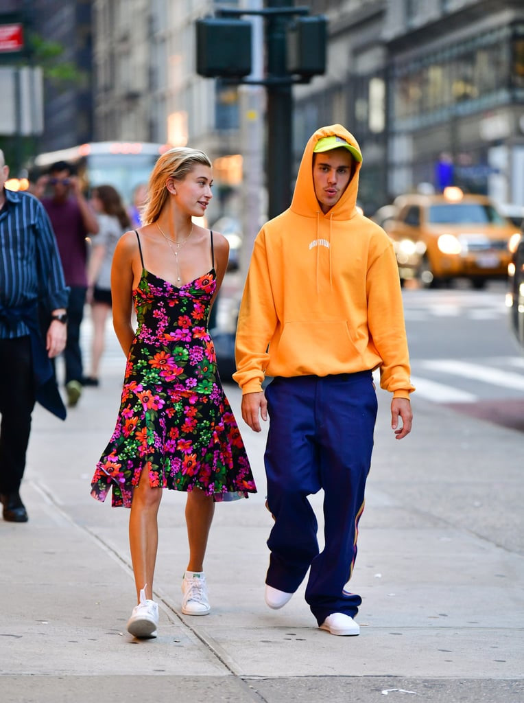 Một lần xuống phố, giọng ca As long as you love me diện hoodie nổi bật cùng quần thể thao xanh, có đường kẻ sọc vàng ton-sur-ton với áo. Ngoài ra, bộ đôi giày sneaker trắng và mũ lưỡi trai sắc neon giúp Bieber thêm phần trẻ trung, năng động.