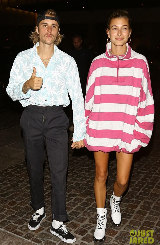 Tuần qua, Justin Bieber khiến dân tình vừa ngán ngẩm lại vừa buồn cười khi xuất hiện với diện mạo được ví như "ông chú". Sự kết hợp của bộ đôi sơ mi họa tiết cùng quần âu đóng thùng ngang rốn, cộng hưởng cùng mái tóc xuề xòa, khiến hình ảnh giọng ca Baby không thể già hơn. Mặc dù bị chê là thảm họa nhưng các fashionista tinh ý nhận ra ca sĩ người Canada diện mẫu quần đang hot trong mùa thu đông năm nay. Item này có giá từ 24,99 đến 39,99 USD (580.000 đồng đến 930.000 đồng).