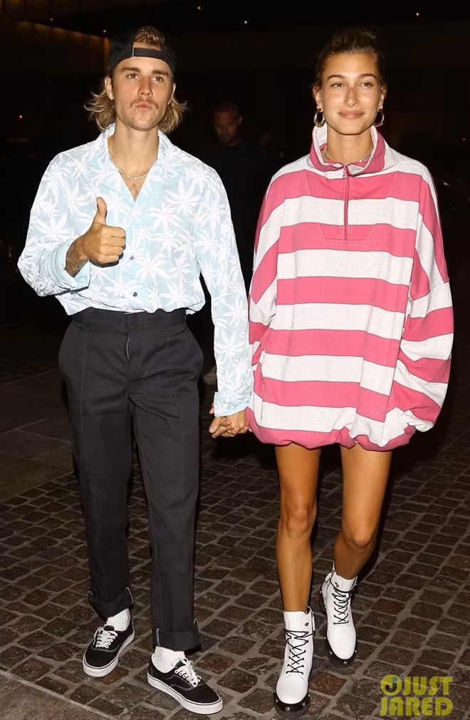 Tuần qua, Justin Bieber khiến dân tình vừa ngán ngẩm lại vừa buồn cười khi xuất hiện với diện mạo được ví như "ông chú". Sự kết hợp của bộ đôi sơ mi họa tiết cùng quần âu đóng thùng ngang rốn, cộng hưởng cùng mái tóc xuề xòa, khiến hình ảnh giọng ca Baby không thể già hơn. Mặc dù bị chê là thảm họa nhưng các fashionista tinh ý nhận ra ca sĩ người Canada diện mẫu quần đang hot trong mùa thu đông năm nay. Item này có giá từ 24,99 đến 39,99 USD (580.000 đồng đến 930.000 đồng).