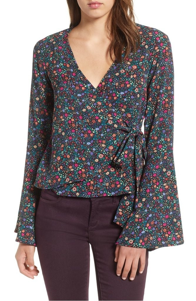 Áo sơ mi tay chuông Đây là item thú vị nàng công sở yêu thích thời trang không thể làm ngơ. Áo sơ mi tay chuông cực hợp để sơvin cùng với quần lửng, quần jeans hay thậm chí là chân váy.