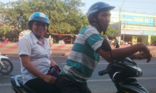 Nạn nhân là chị Trần Ngọc Sang cùng chồng trình báo bị cướp 15 chỉ vàng lúc đi vệ sinh (Ảnh Báo giao thông)