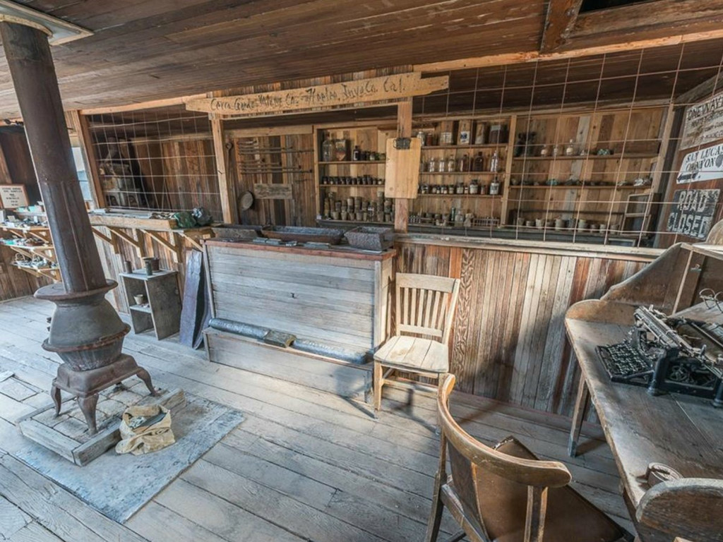 Theo thông tin rao bán, "thị trấn này đã được bảo vệ cực kỳ tốt khỏi những kẻ đào bới, trộm cắp cổ vật và cả tạo hóa".