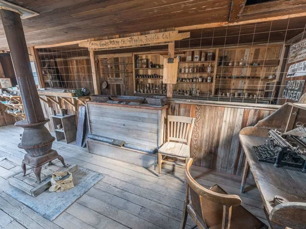 Theo thông tin rao bán, "thị trấn này đã được bảo vệ cực kỳ tốt khỏi những kẻ đào bới, trộm cắp cổ vật và cả tạo hóa".