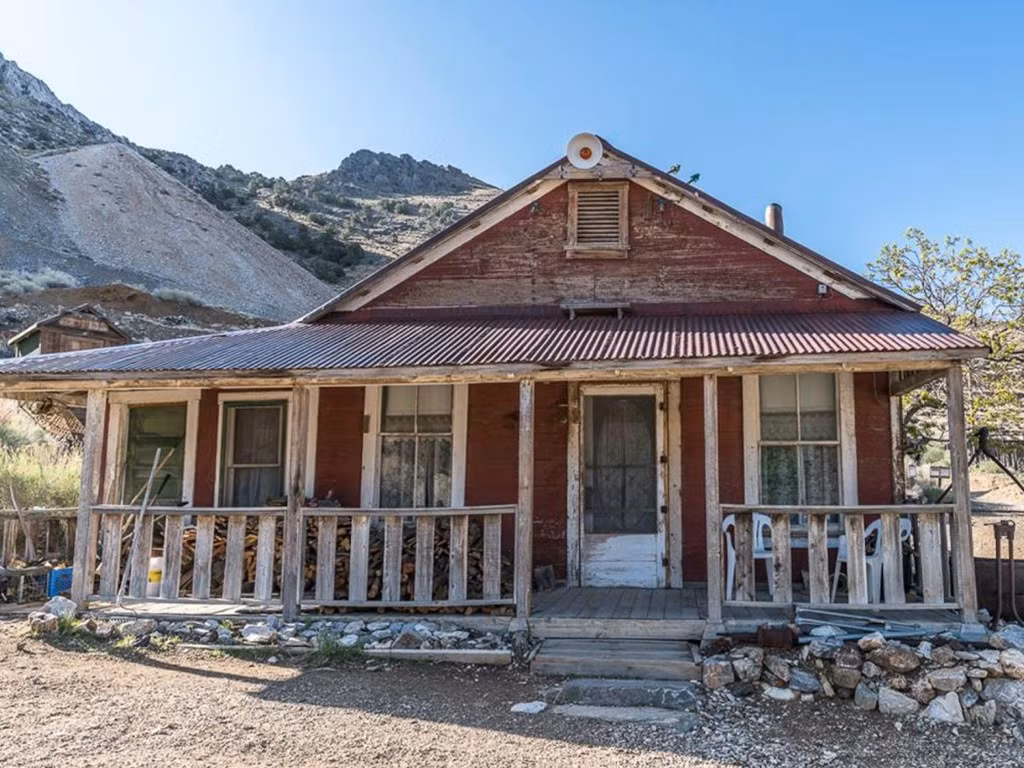 Cerro Gordo trong quá khứ không chỉ nổi tiếng với bạc mà còn được biết đến là nơi đầy bạo lực với trung bình một vụ giết người mỗi tuần.