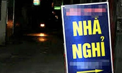 Nhan vien ke lai chuyen me om con dung truoc nha nghi gay am anh