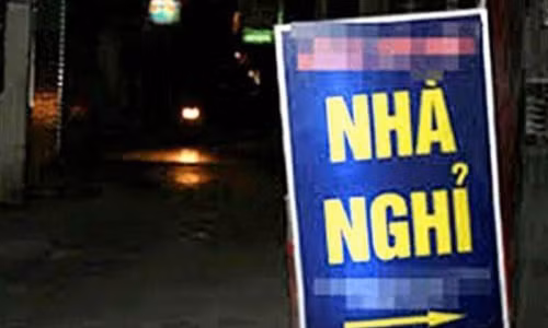 Nhan vien ke lai chuyen me om con dung truoc nha nghi gay am anh